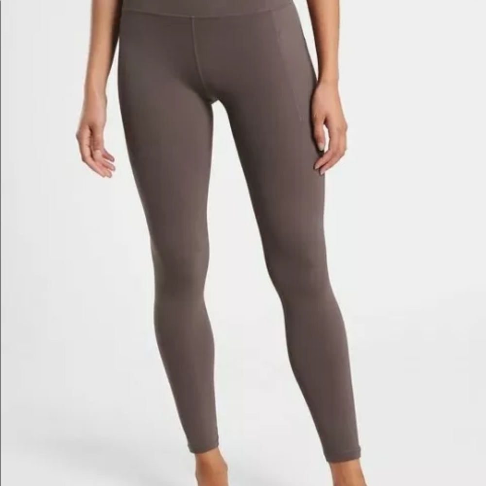 Athleta Salutation Stash Pockets ll 7/8 tight